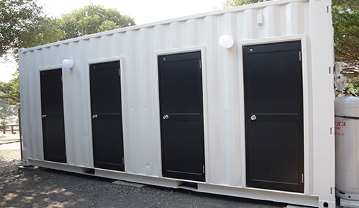 コンテナを利用したキャンプ場のシャワールーム