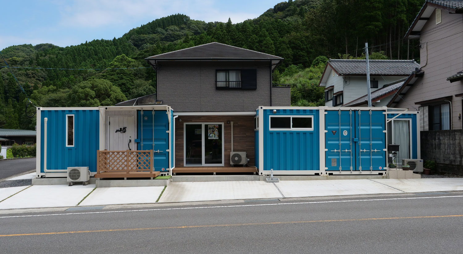 コンテナハウスで住宅と美容室が併設されています。