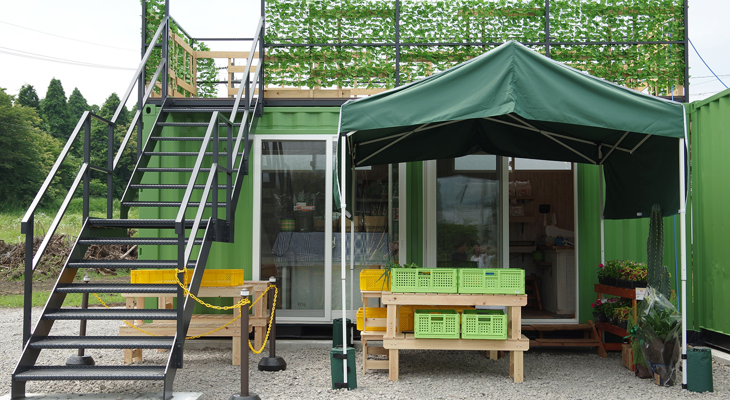 グリーンのカラーが自然食材と合うコンテナハウスのお店