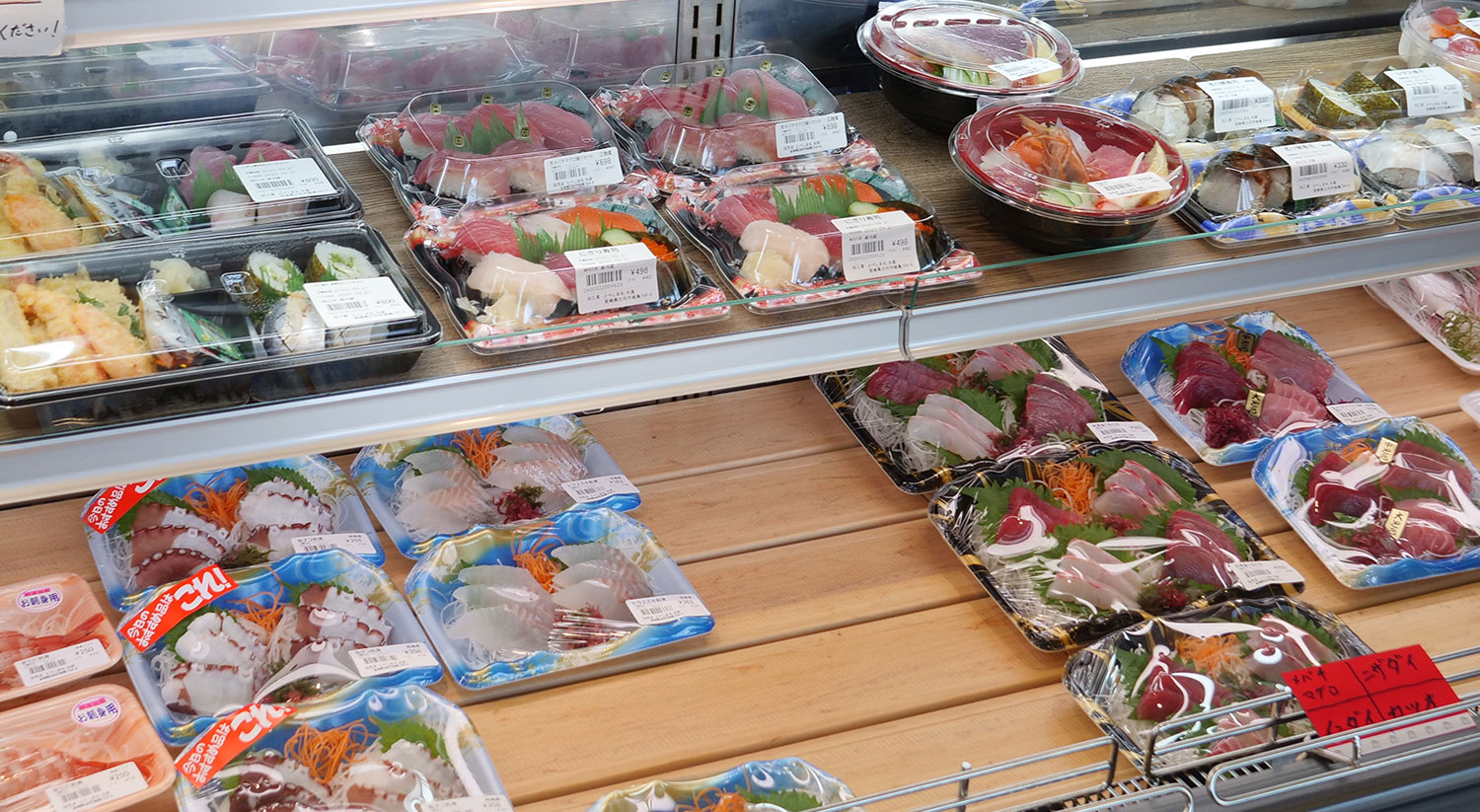 宮崎県ならではの生鮮加工品が並びます。